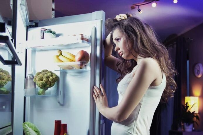 Κορίτσι στο ψυγείο ενώ ακολουθεί την αγαπημένη της δίαιτα